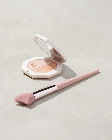 Cheek-Hugging Highlight Brush 120
